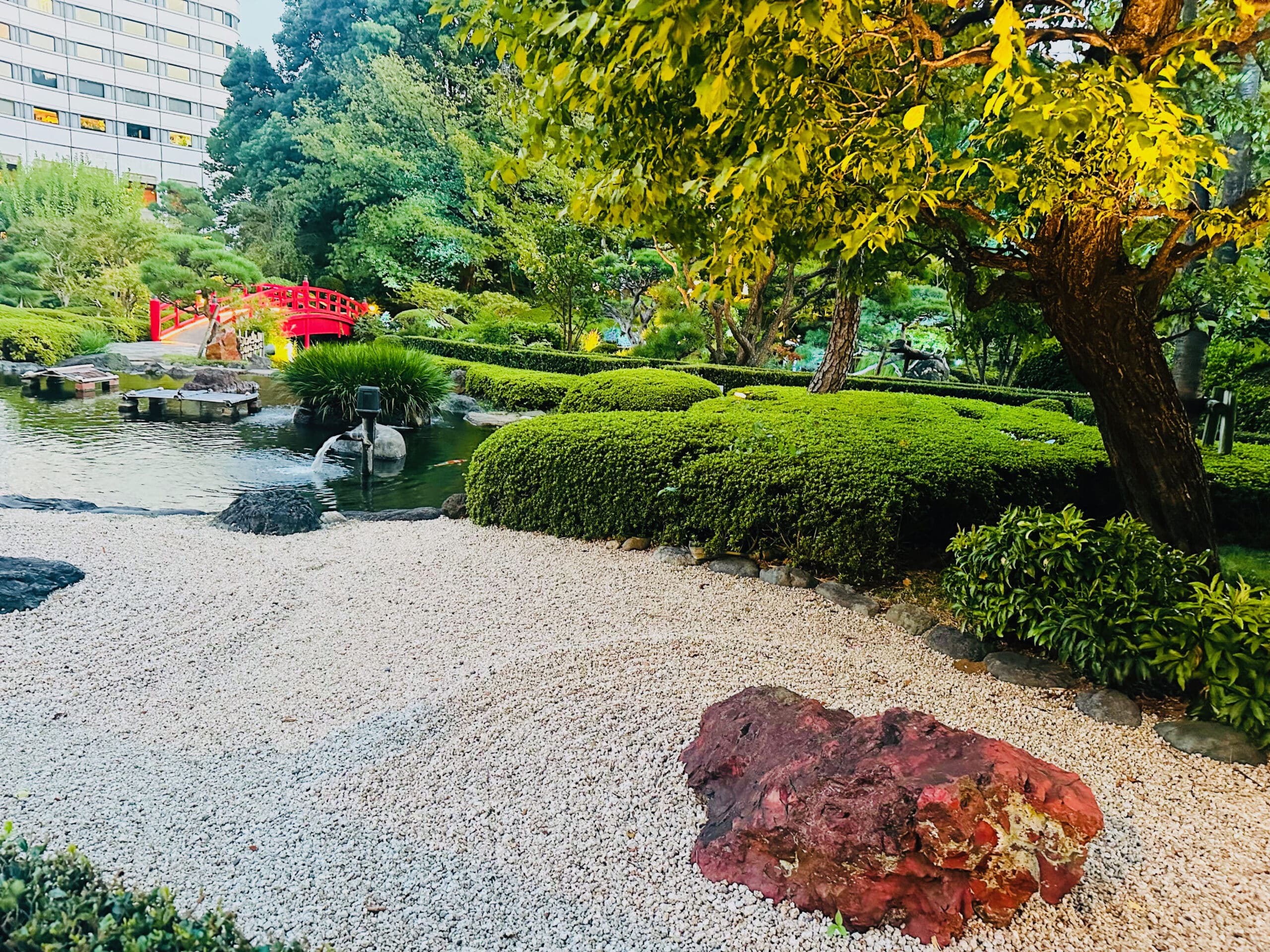 Japon-Tokyo-hotel-New-Otani-The-Main-Jardin-sec-pont-pierre