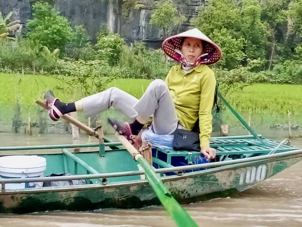 Riviere-Tam-Coc-Bich-Dộng-grottes-Ninh-Binh-baie-Ha-Long-terrestre-rame-rizière-karsts-aviron-de-jambe-barque-commune- Ninh-Hai-femme-chapeau
