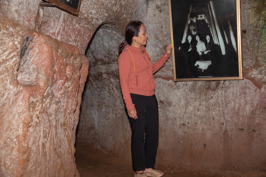 The 114 tunnels in Vinh Linh district, Quang Tri province, in the center of the country, on the coast, are symbols of the resistance of the North Vietnamese people during the Vietnam War (1955-1975). They were built by the population between 1965 and 1967. This network of tunnels totals 42km in length. Only Vinh Moc tunnels are accessible to the public today. The village was almost completely destroyed in June 1965, when the Americans dropped the equivalent of 7 tons of bombs per inhabitant. This region was the most heavily bombed during the war. The villagers decided to dig the tunnels to take refuge there. It took the population a year and a half to build them. On a hill overlooking the sea, it has three levels and 13 entrances, seven of which overlook the sea. The Vietnamese were able to document life in the tunnels, here is a photo taken during a singing performance. Photographs by Virginie Seiller