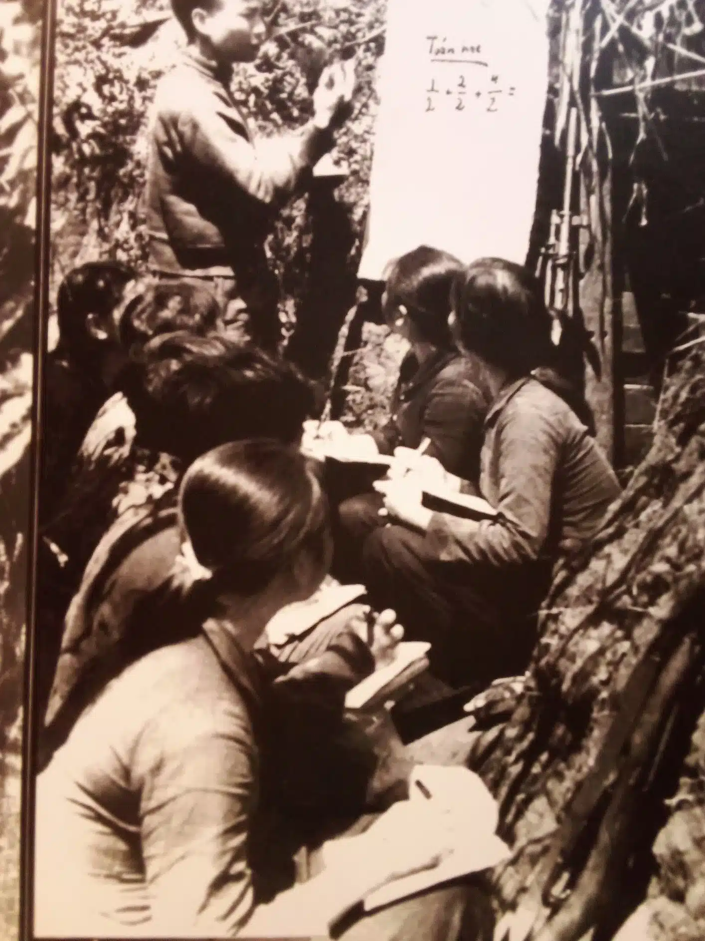 Vietnam-enfants-born-in-Vinh-Moc-tunnels