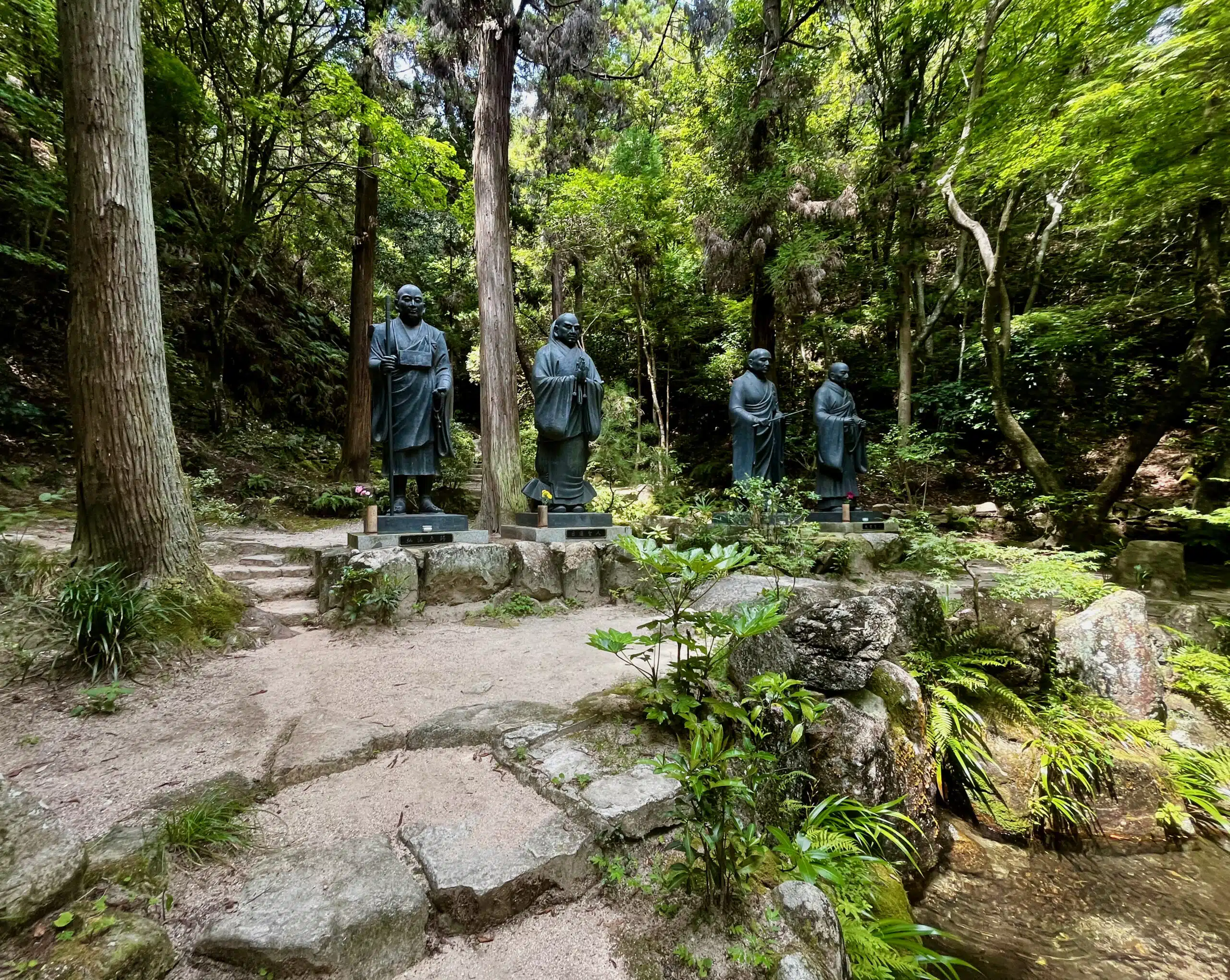 Japon-Hiroshima-Mitaki-dera-temple-bouddhisme-zen-medieval-monks-Shingon-Kukai-Kobo-Daishi-Nichiren-Dogen-Shinran-statues